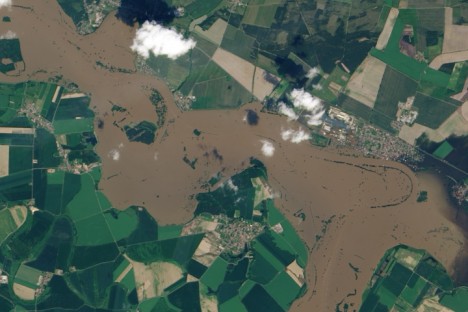 Landsat 8 Image June flooding elberiver_oli_2013126-468x312