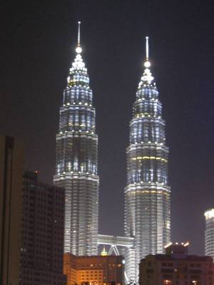Petronas_towers_at_night_1