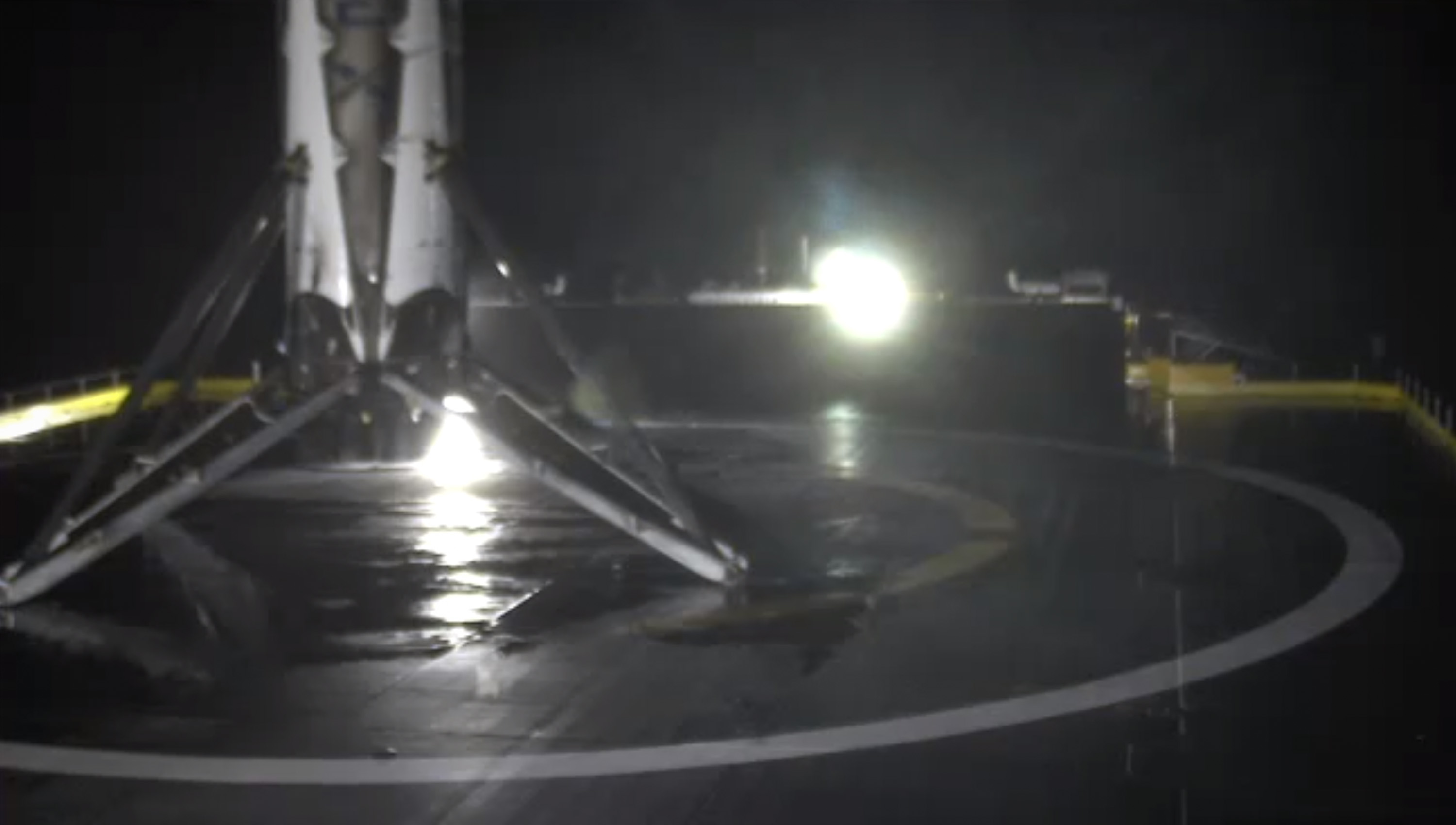 SpaceX 5jcsat_first_stage_land_2
